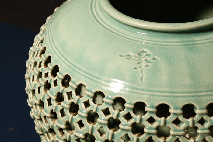 12/18結標名家海泉作高麗青瓷鏤空大花瓶_蘊藏紋緻青瓷壺BCL0434