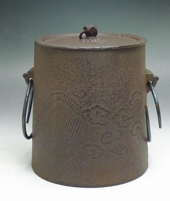 茶道具 釜師:佐藤浄清 雲龍釜 筒釜 釜環 共箱 送料込み S277 茶釜 『釜師 佐藤浄清作』『雲龍釜』『環付』 鉄製 共