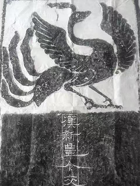 東漢延光年間（122～125年）古闕，東西相距21.62米，高4.84米，雕琢