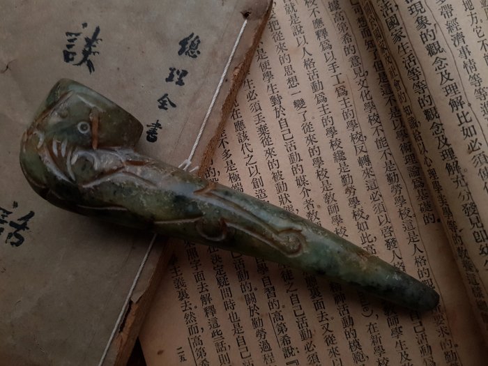 中国骨董品　文玩　文化財　翡翠煙斗2本　古賞物　古美品　古美術品　568 古玉煙斗早期玉質老煙斗雙面螭龍巧雕寓意美好富吉祥貴( 骨董臺灣民藝