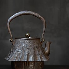 明治時期龍文堂上田造房造900CC日本鐵壺，帶上田造房雙圈身款紫斑銅