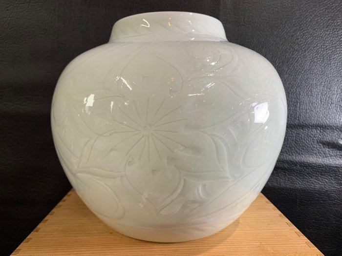 藏舊尋寶屋】老日本有田燒琥山作青白磁雕刻花瓶/花器附原裝題字木箱跟