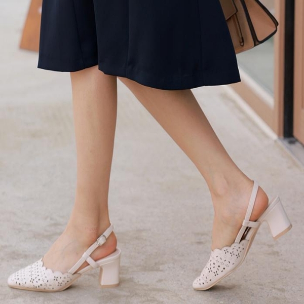 優雅皮革鏤空雕花後空粗跟涼鞋．白鳥麗子| 高跟| Yahoo購物中心