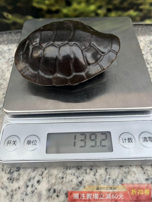 中古 和田玉 富甲天下意匠 甲羅形手把件 玉器 古玩 CL0214 漢.和田玉富甲天下龜殼手把件整體呈龜殼形龜甲紋路清晰底部刻“富甲天下