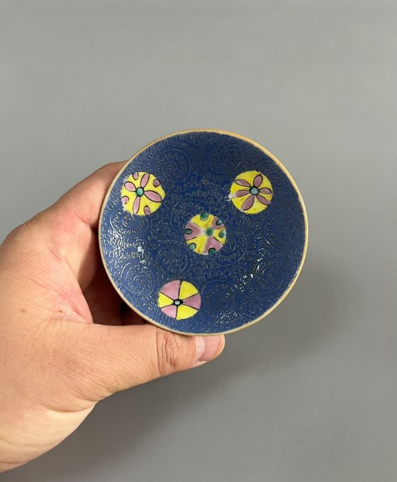 嚴選清乾隆時期粉彩什錦軋道皮球花紋小碟，寶藍釉色光澤細膩，卷草紋