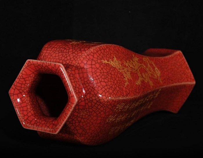 宋紅釉東京官窯宋徽宗御貢款刻字描金六方梅瓶，高23.5×11厘米