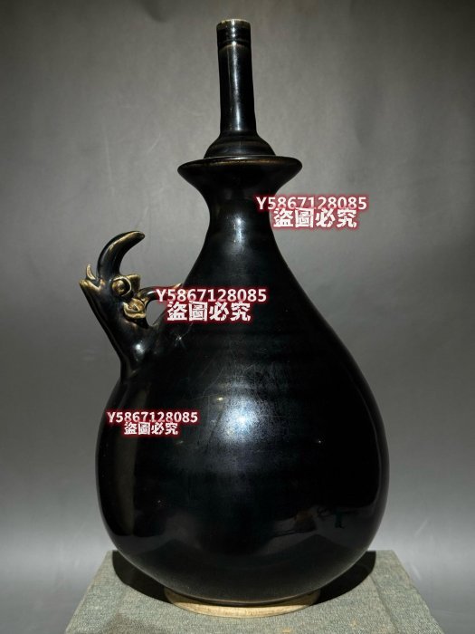 定窯凈瓶宋代黑釉龍首凈瓶，單色釉，品相完好無瑕疵。高約29厘米，底部