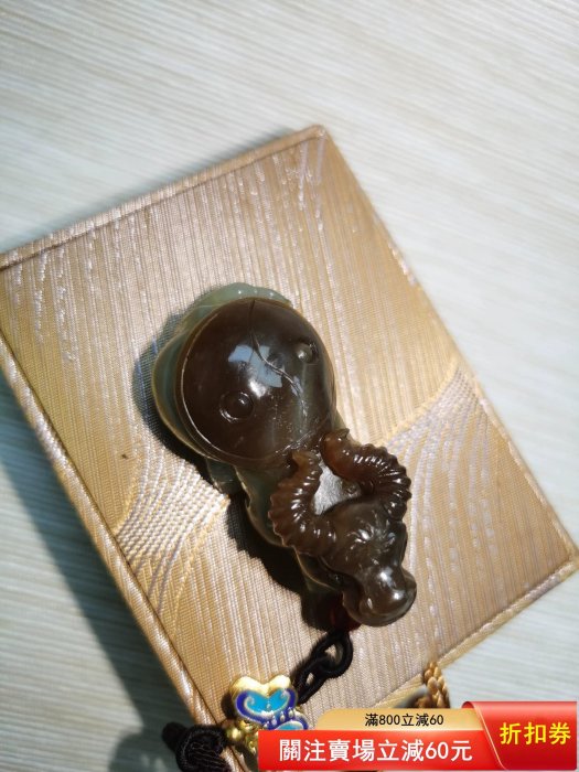 和田玉牛掛件吊墜且末糖俏色手把件和田玉牛掛件利用糖色雕刻牛頭牛身為