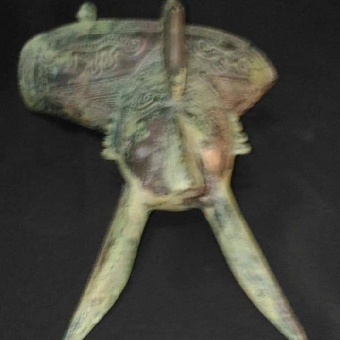 Khiêm Bỉnh　角杯　爵　饕餮紋　回字紋　手彫　材質不明　重量178 An inscribed bronze 'figure and beasts' mirror, Han dynasty