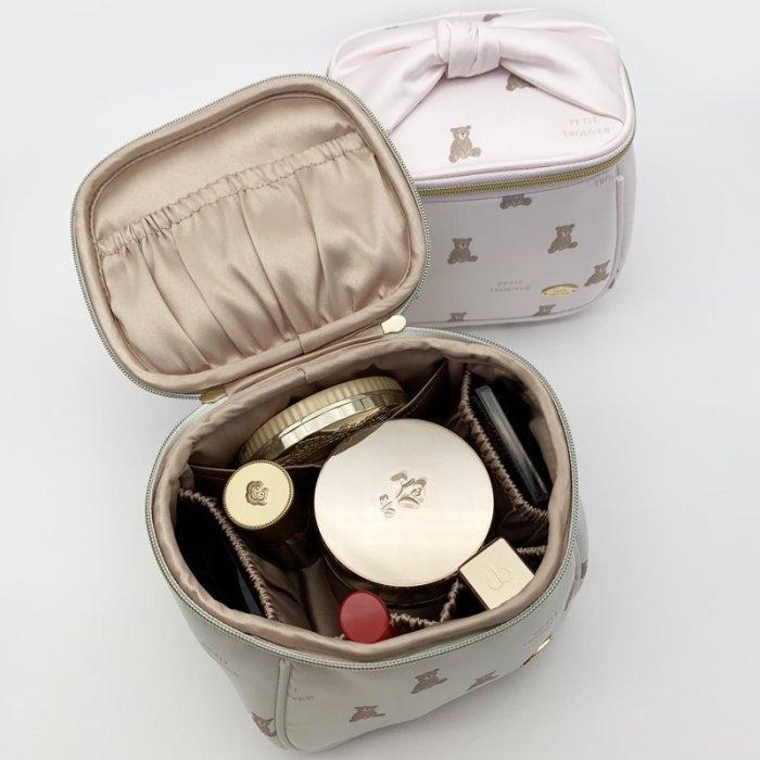 小店新品精緻化妝包petit trouver 小熊印花系列手提立方桶包 球形化妝包 小方紙巾包超夯 新品 精品