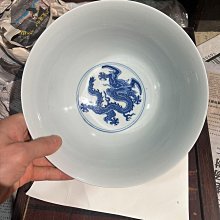 清代青花龍紋碗，口徑約23厘米，高12.5厘米，底部有“大清雍正年制”款識