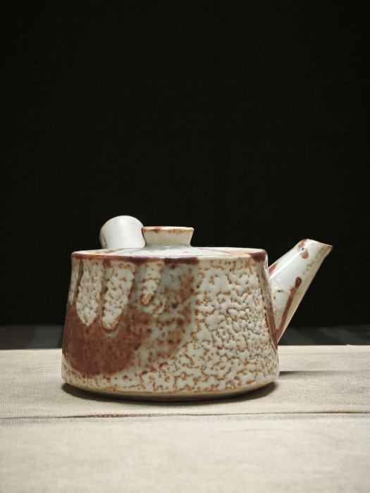 日本志野燒茶具，八十年代古董級側把壺，釉面瑩潤窯變色，蟲噬孔冰裂紋
