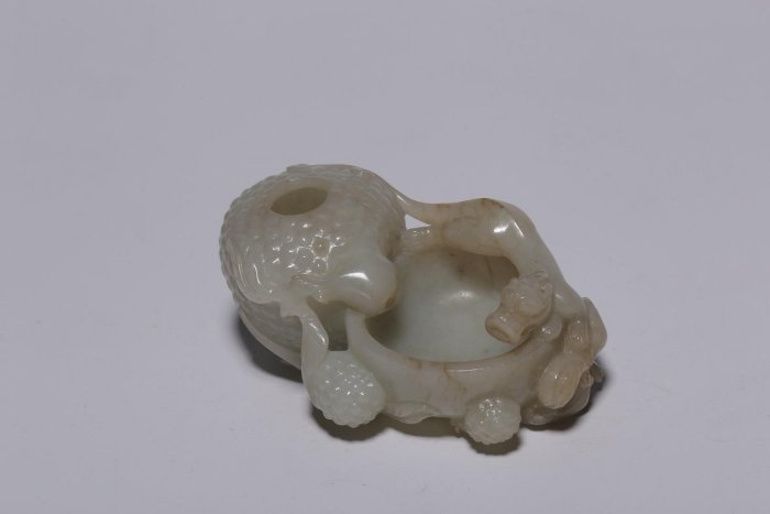 清代，和田白玉螭龍荔枝紋水盂長.6.8CM寬5CM高3CM 取和田白玉為材，玉