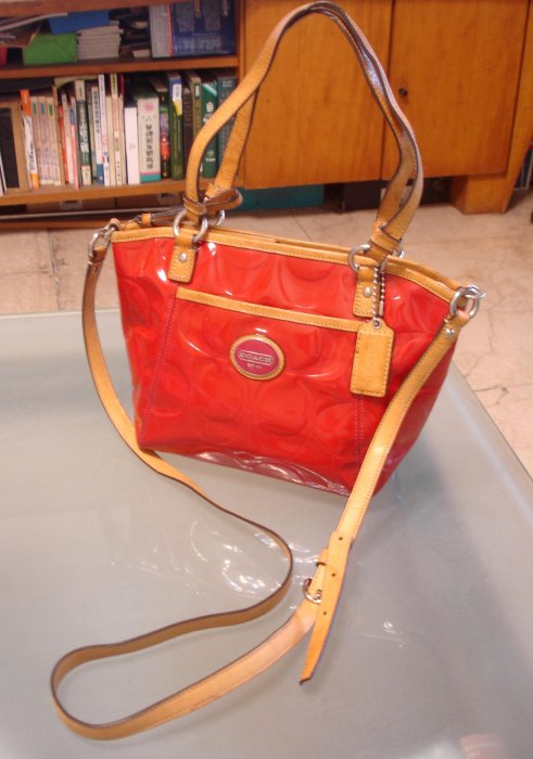 品相佳 美國Coach 女性 立體壓紋C Logo亮皮+British Tan牛皮帶 拉鍊式  手提 側肩兩用包 (特價真品) 29cm
