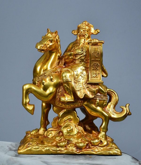 精銅鑄造`黃銅鎏金`高浮雕`財神·胎體厚重，佛像面容圓潤豐滿，通體鎏金