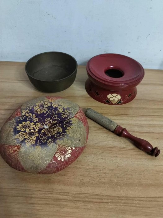 嚴選日本古銅磬，尺寸4.5x10.5cm，質感斑駄迷人。適合收藏家與喜愛古董