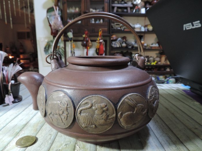 禎安丹雜藝~宜興紫砂茶壺 12生肖浮雕 提樑壺 福祿壽 大紫砂壺  款:顧景舟