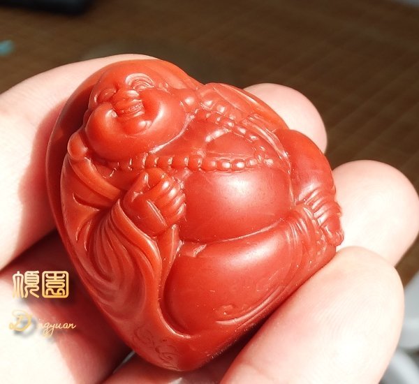 頂園翡翠＊《38.8g天然正保山原石南紅瑪瑙柿子紅赤玉「彌勒佛」雕墜