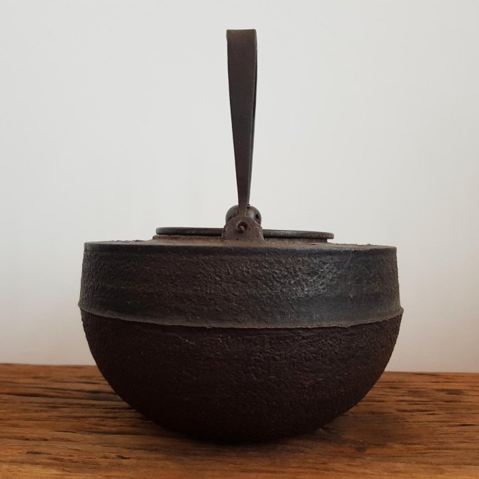 紫金堂忠三郎道安型鉄瓶 紫金堂 加藤忠三郎の鉄瓶をお買取しました｜骨董品に関するコラム