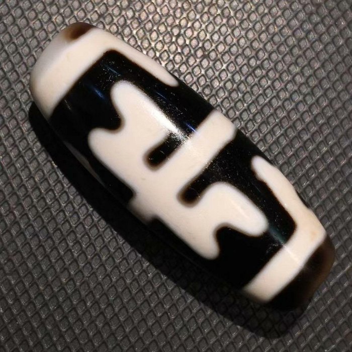 白龍神天珠　白地　至純天珠 嚴選天然白豪天珠，風化石珠尺寸14.6×11mm 高49mm 採自西藏磁石背刻白