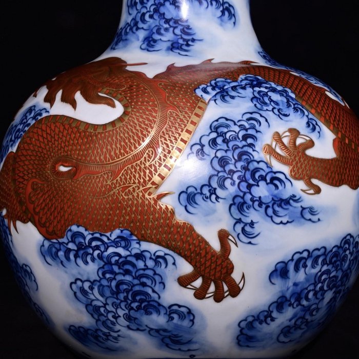 可議價清乾隆年制青花礬紅描金浮雕龍紋天球瓶，高43×32厘米??200064528