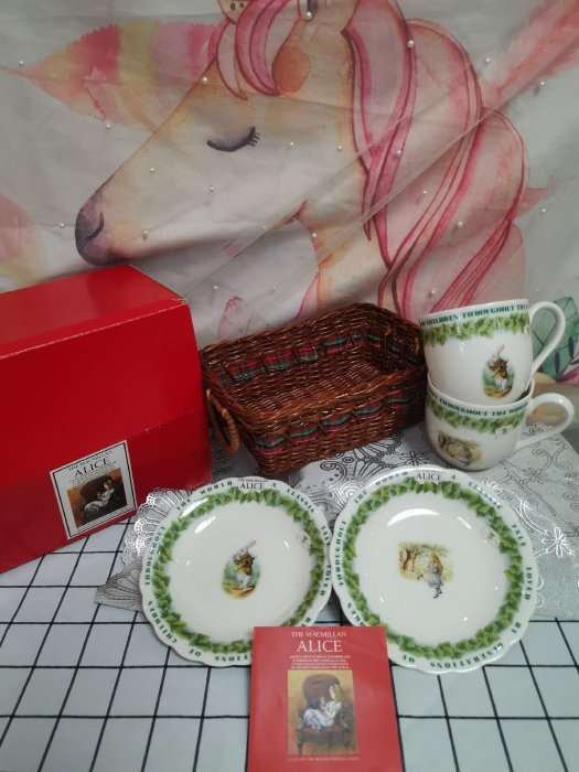 愛麗絲夢遊仙境骨瓷茶具套裝，精美的馬克杯與盤子搭配野餐，適合作為拍照打卡好物。容量約320毫升，藤編籃原裝儲存。 愛麗絲夢遊仙境 骨瓷馬克杯 盤子 野