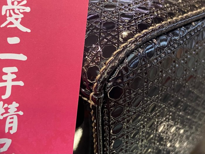 ☆最愛二手精品☆ CHRISTIAN DIOR 迪奧金黑色漸層漆皮金釦吊飾金釦拉鍊手提包肩背包斜背包兩用包黛妃包格藤格 LADY CD ...