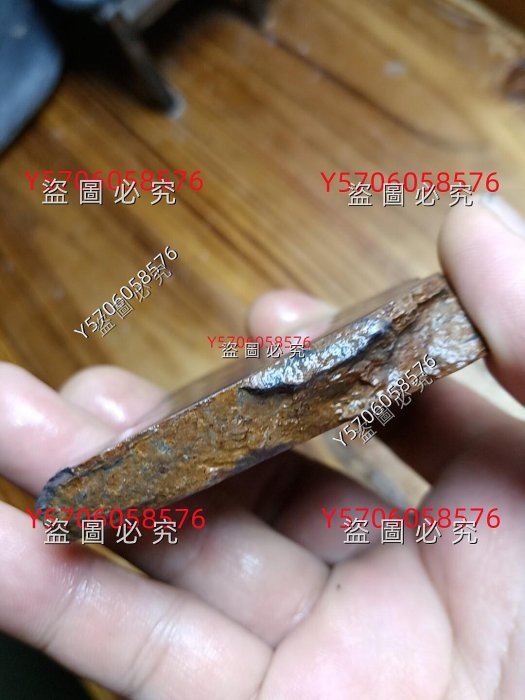老坑水巖　( 硯板 ) 原石 端硯老坑原石料，品相完好無瑕疵，尺寸約8.5x6x1.4厘米。來自大西洞老