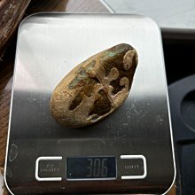 這款嚴選天然翡翠，-origin於達馬坎，融合了黃色與綠色飄花及多彩紋路