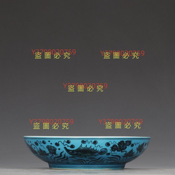 舊藏明成化孔雀藍青花魚藻蓮紋盤規格：高5.2公分直徑20.8公分古玩收藏