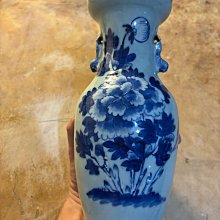 清代豆青釉青花牡丹獅耳小花瓶完整開門正老件。青花古瓷花瓶豆青釉牡丹