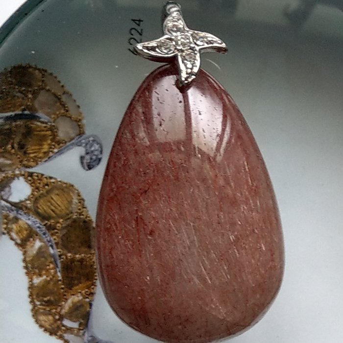 【開運如意閣】天然水晶~紅髮晶(紅兔毛)鑲k-胸墜長寬厚33*25*12重約14公克~財的貴人 鴻運相隨(A17盒5)
