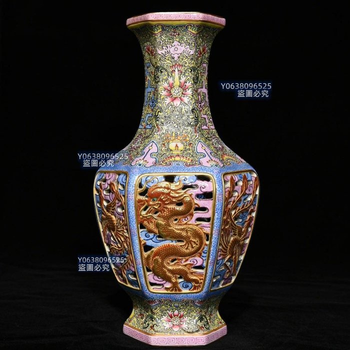 清乾隆古月軒重工粉彩鏤空描金龍鳳紋六方瓶，高25cm直徑11.8cm，編號43