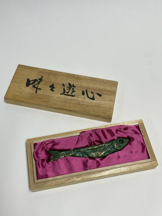 日本金工大師日展評審員山田良定作品銅文鎮銅魚文鎮文房雅玩身款良銘附