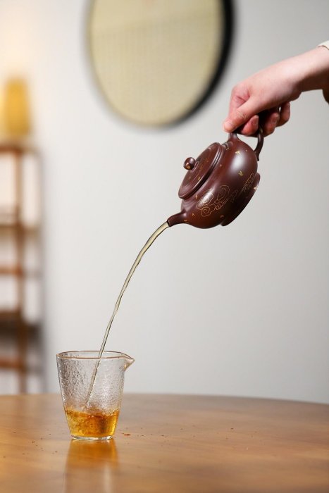 納福持壺照配套齊制壺：吳菊鳳（國家級高級工藝美術師）泥料：原礦紫