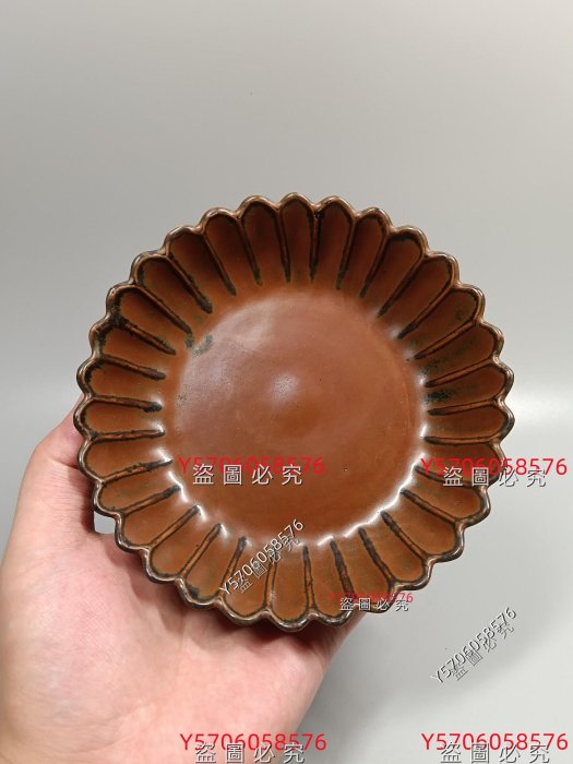 宋耀州窯柿紅釉花口筆洗，紅耀州直徑14.5厘米，花口，圈足，整器如綻放