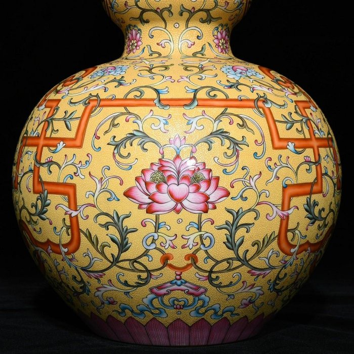 清乾隆黃地洋彩錦上添花萬壽連延圖長頸葫蘆瓶，高40.5cm直徑25cm50798