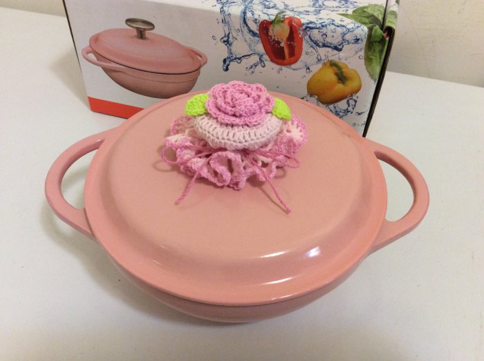 完全手作編織 玫瑰花造型蕾絲鍋蓋套 瓶蓋套 喇叭門鎖套 蕾絲蓋巾 束口式 綁帶 滾邊 可調整大小 適用大同電鍋 鑄鐵鍋 各種圓形鍋蓋頭 直徑4～6.5公分