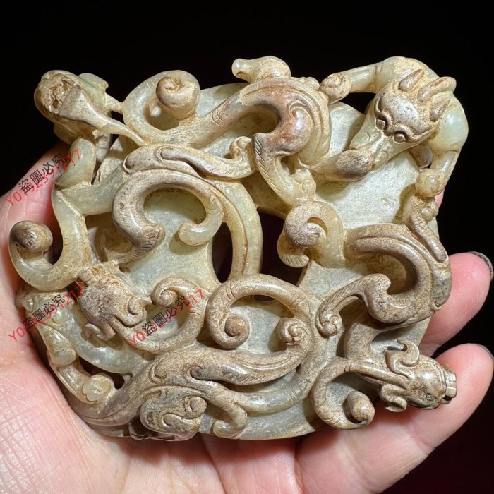 二】和田玉高古龍鳳紋壁老玉料，雕工精細，造型獨特，玉質溫潤細膩，包