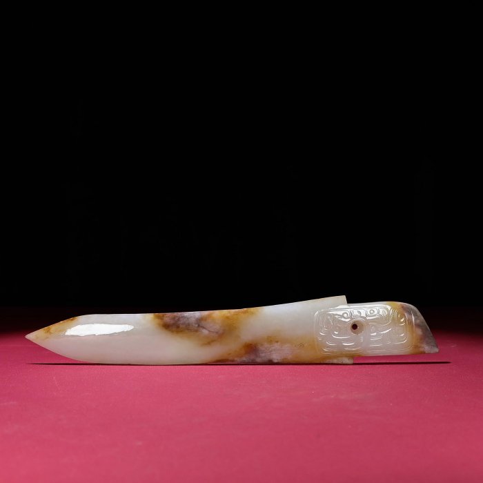 臻品舊藏，和田白玉玄鳥柄型器， 包漿厚重，沁色入骨，工藝精湛，犀利