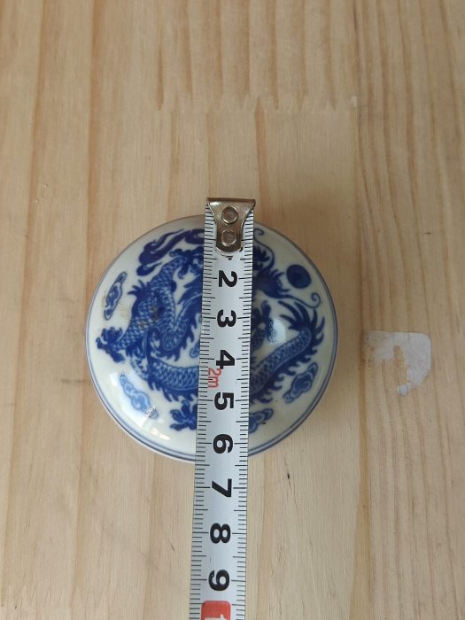 嚴選乾隆年製青花龍紋印泥盒，朱砂印泥珍藏品，尺寸清晰見圖。喜愛者速
