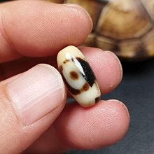 嚴選藏傳蓮花二眼天珠，瑪瑙打造，尺寸17.8X8.4，皮殼風化細膩油潤