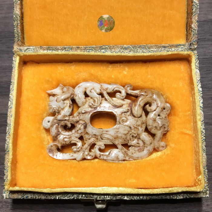 尺寸：85x52x10mm】漢代和闐白玉雞骨白双螭龍韘形玉珮飾【附錦盒