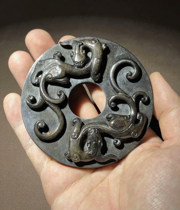 舊藏和田玉提油雙龍壁（的） 尺寸直徑9cm，重173克，籽料玉質，黑提油
