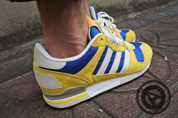 A-KAY0】ADIDAS ZX 700 M SUNSHINE BLISS 黃藍米白【Q23653