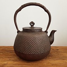 希少 古鉄 高橋萬治 造 在款 透蓋 丸型 香炉 桐共箱付 茶道具 南部 小丸子の家》三代高橋萬治霰鐵壺鉄瓶鐵蓋茶道具(可搭配日本五德