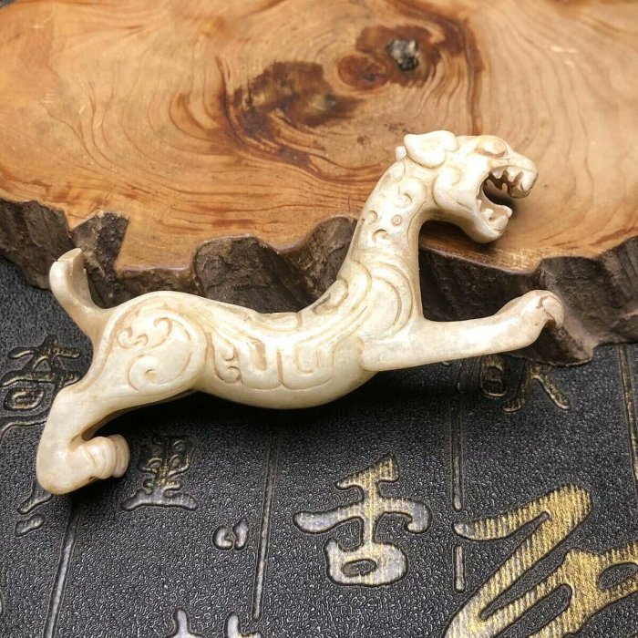 嚴選高古時期和闐玉精工美作，戰漢玉虎雕像收藏推薦和田玉雕琢細膩獅虎