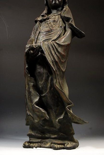 观音像，古銅製，時代物，高63cm，重8000克。 观音像，古銅製，時代物，高63cm，重8000克。 （古董观音像铜