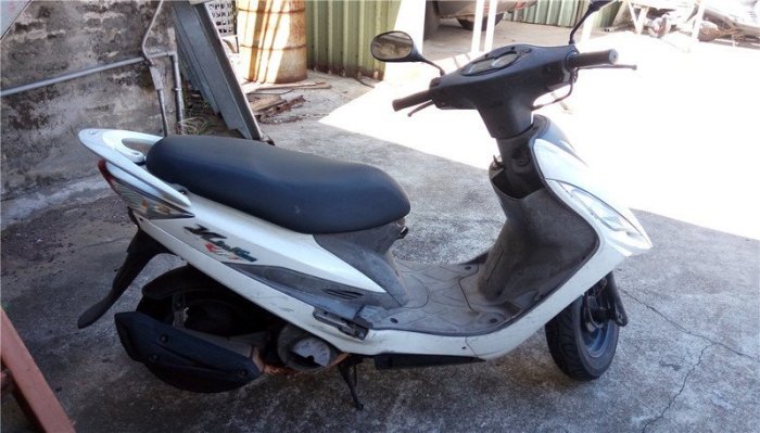 達成拍賣 GP 125 零件車拆賣 煞車總泵 卡鉗 汽油泵浦 車台配線 方向燈 啟動開關 土除 置物箱 碼錶 把手 大燈