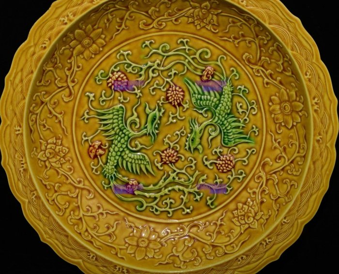 大明弘治年制黃釉加彩雕刻雙鳳紋賞盤，高5.3×33.5釐米40041 青花五彩